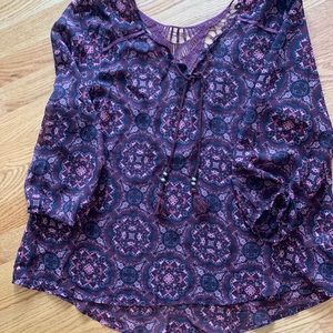 Like new blouse W tie at neck, crochet on back